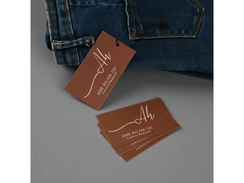 Étiquettes carton présenté comme exemple de fabrication d étiquette textile avec étiquette cartonnée, étiquette de taille et écusson textile